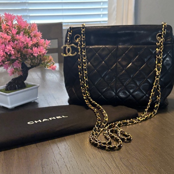 CHANEL Handbags - CHANEL Matelasse Black Quilted Lambskin Shoulder Bag with Gold Chain